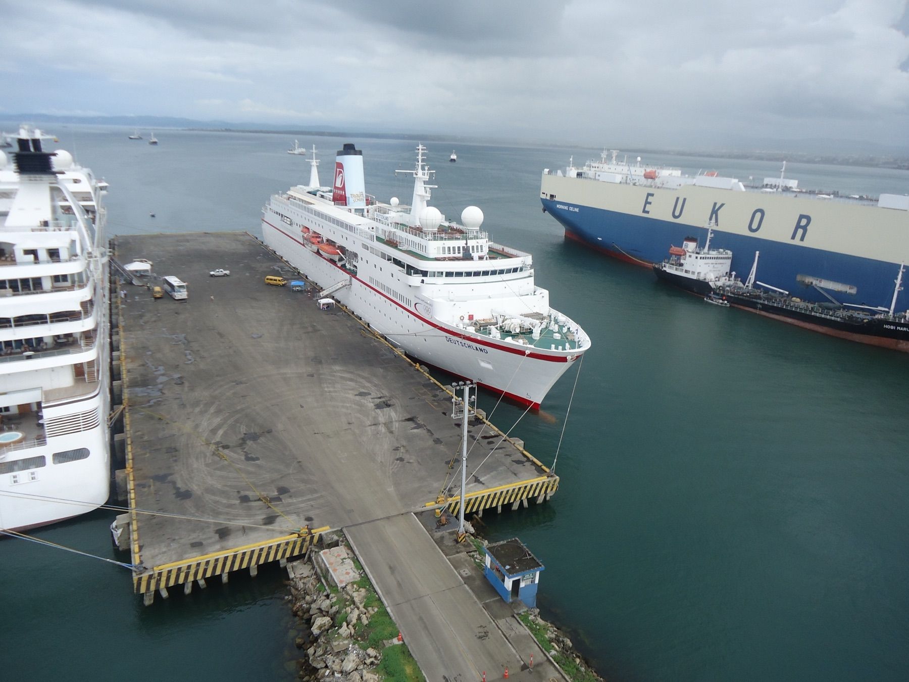Embarcaciones atracadas en el puerto durante una jornada de aprovisionamiento